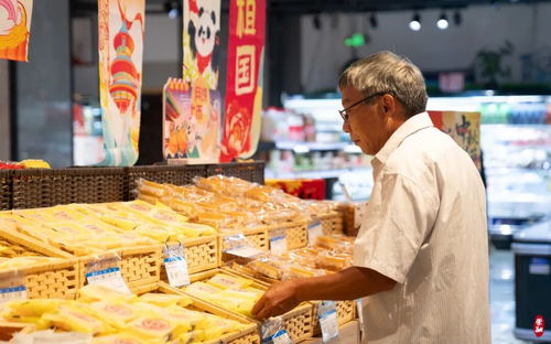 中秋佳節(jié)臨近，各式月餅搶“鮮”上市，食品市場(chǎng)迎來銷售熱潮