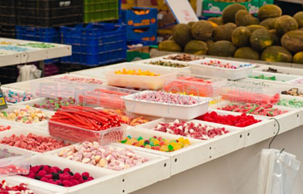 甜蜜的街市風(fēng)景 街頭糖果市場的魅力與挑戰(zhàn)